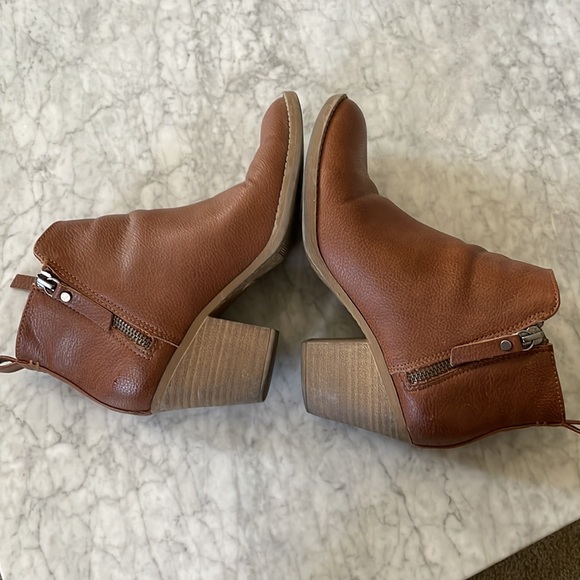 Universal Thread Heeled Booties w/dual zipper sides - Picture 9 of 10